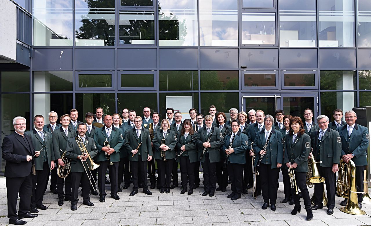 Gruppenbild vor Stadtverwaltung